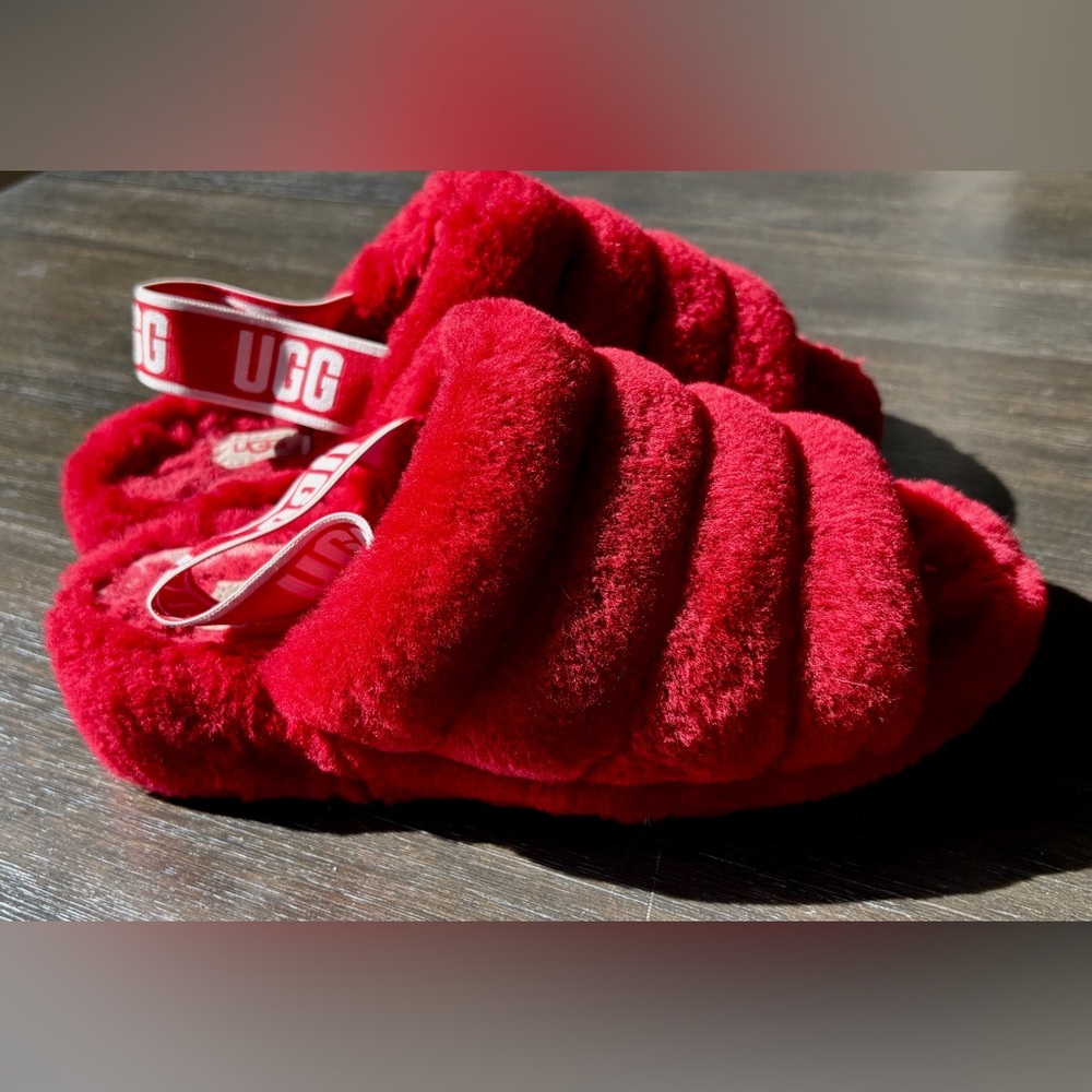 UGG Red Fluffy Fluff Yeah Slippers Logo Strap Size 9